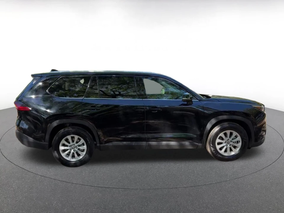 2025 Toyota Highlander - Image 13 of 31