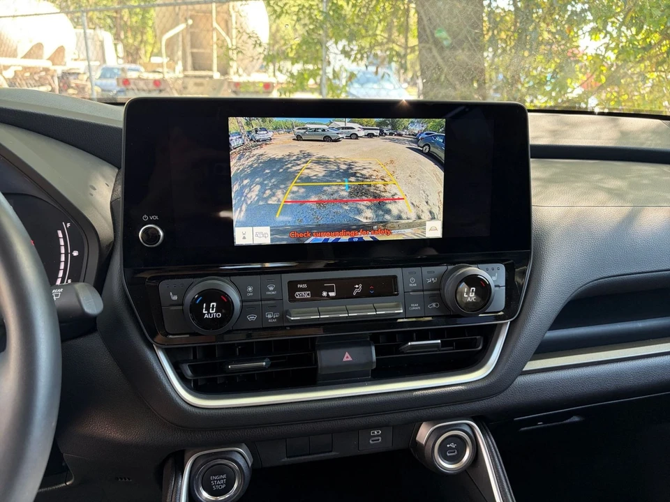 2025 Toyota Highlander - Image 15 of 31