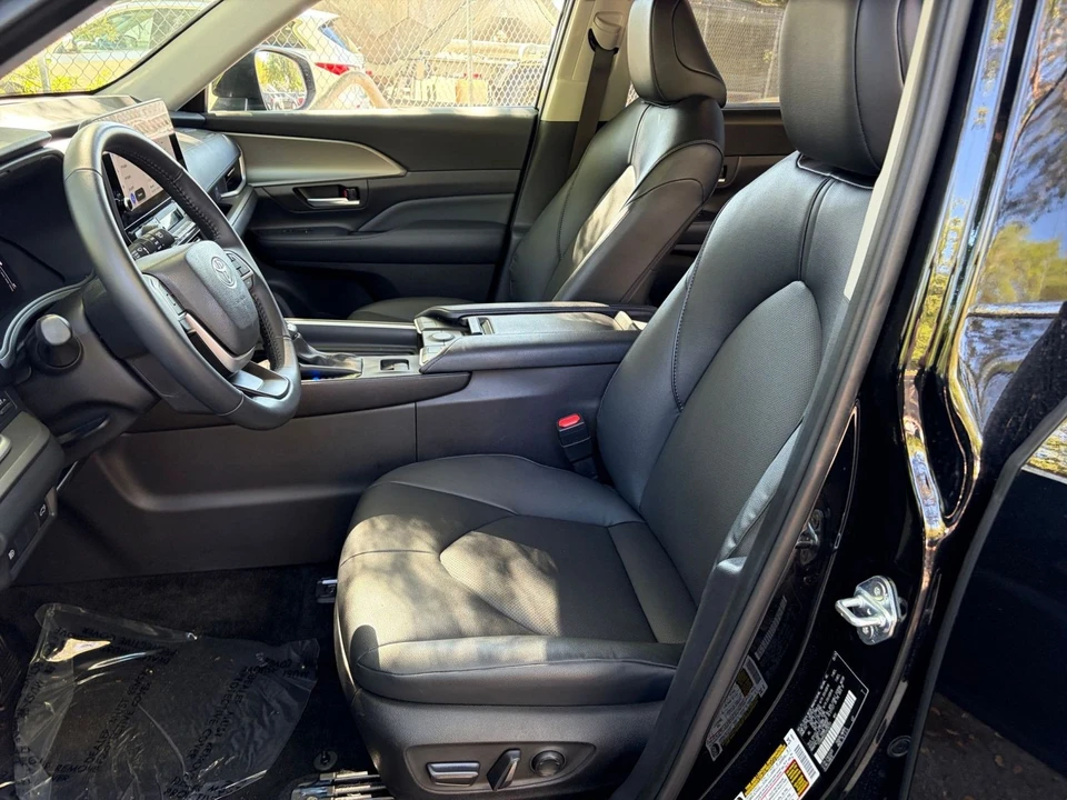 2025 Toyota Highlander - Image 23 of 31