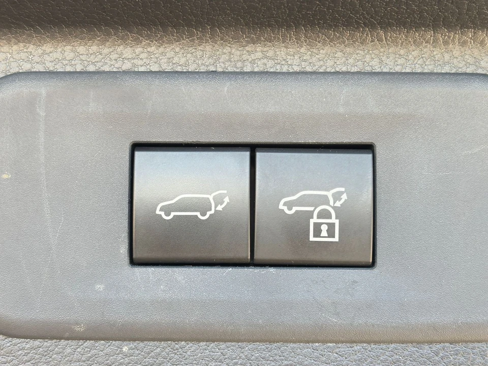 2025 Toyota Highlander - Image 19 of 31