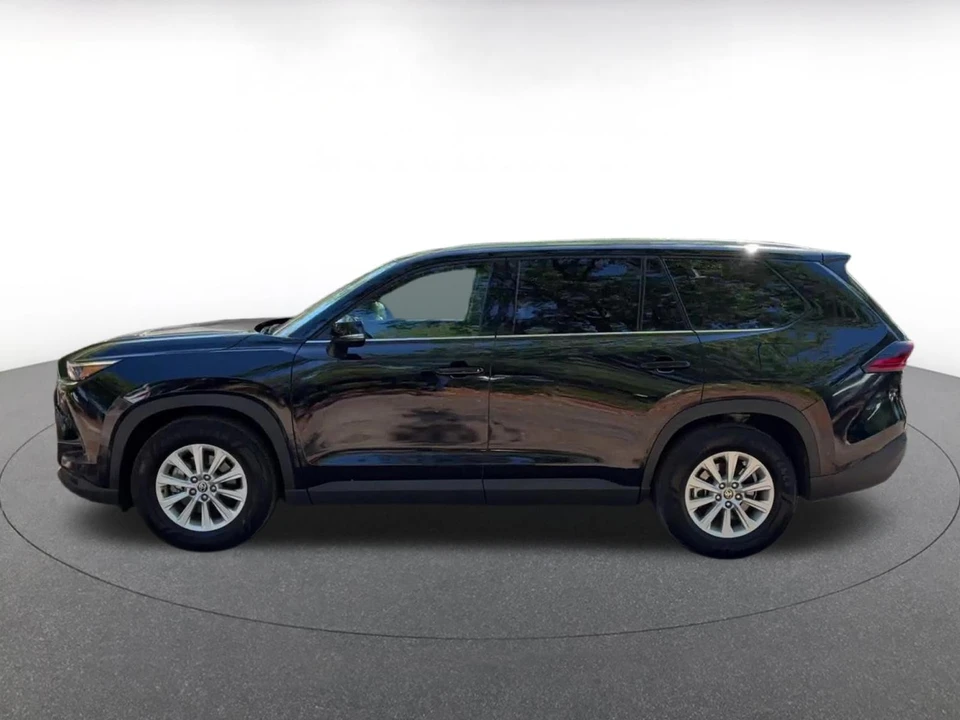 2025 Toyota Highlander - Image 7 of 31