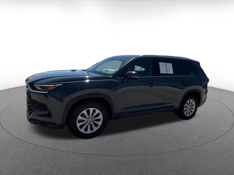 2025 Toyota Highlander - Image 9 of 31