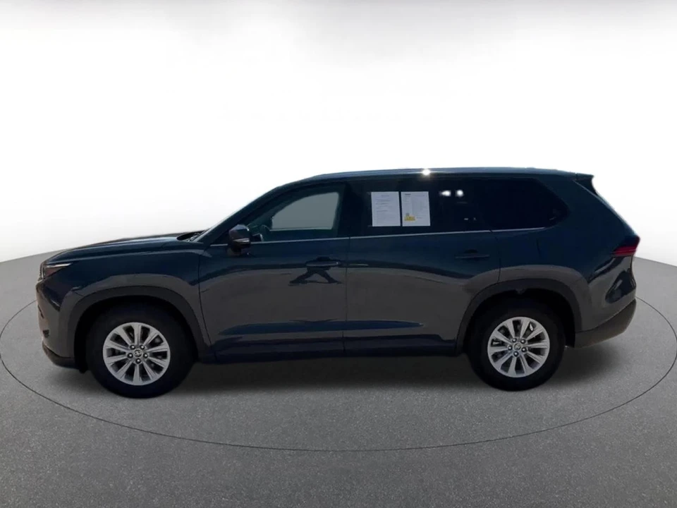 2025 Toyota Highlander - Image 11 of 31