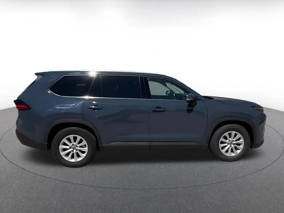 2025 Toyota Highlander - Image 18 of 31