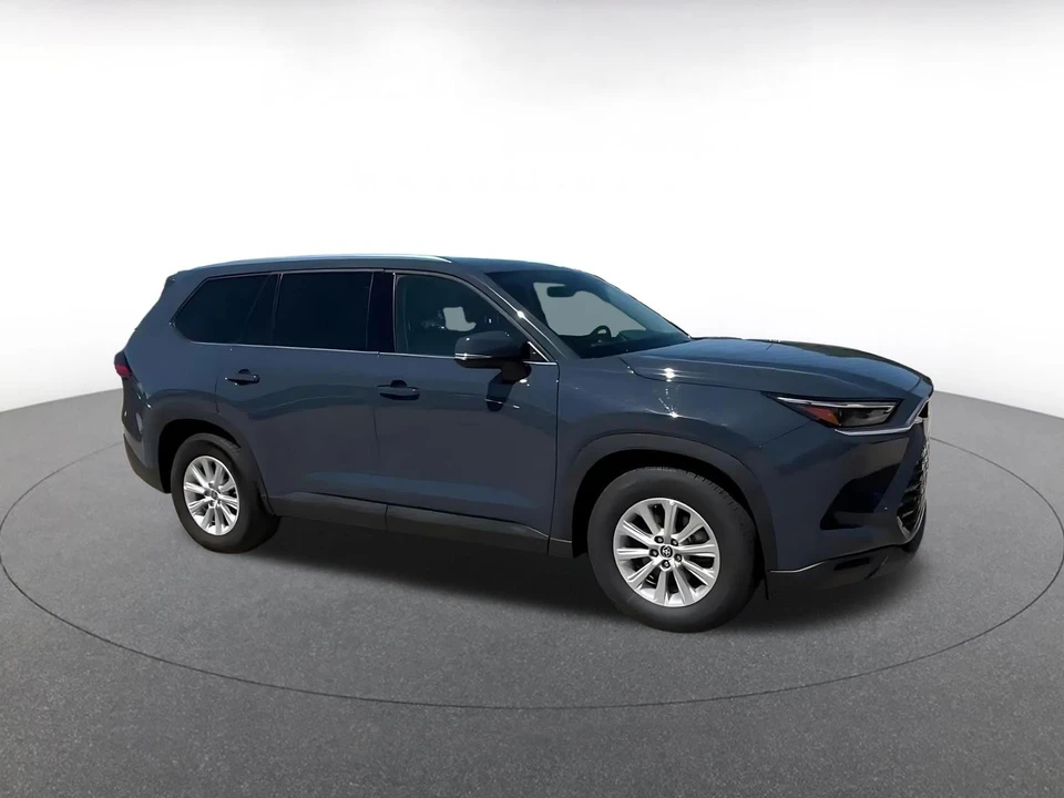 2025 Toyota Highlander - Image 2 of 31