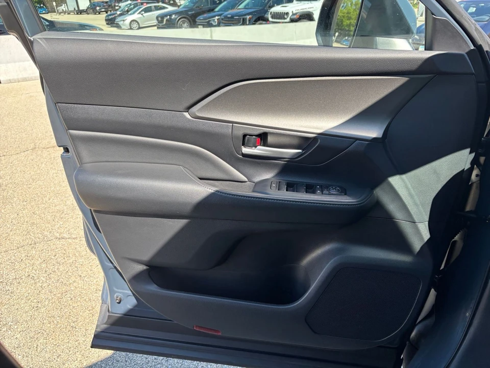 2025 Toyota Highlander - Image 20 of 31