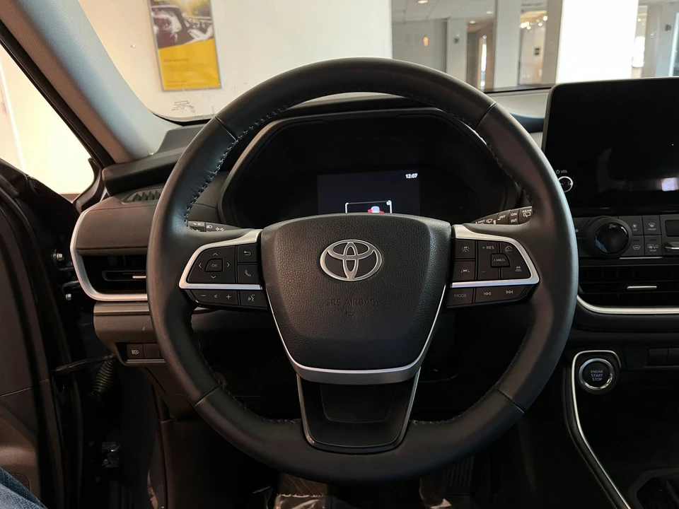 2025 Toyota Highlander - Image 24 of 31