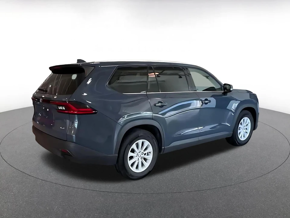 2025 Toyota Highlander - Image 12 of 31