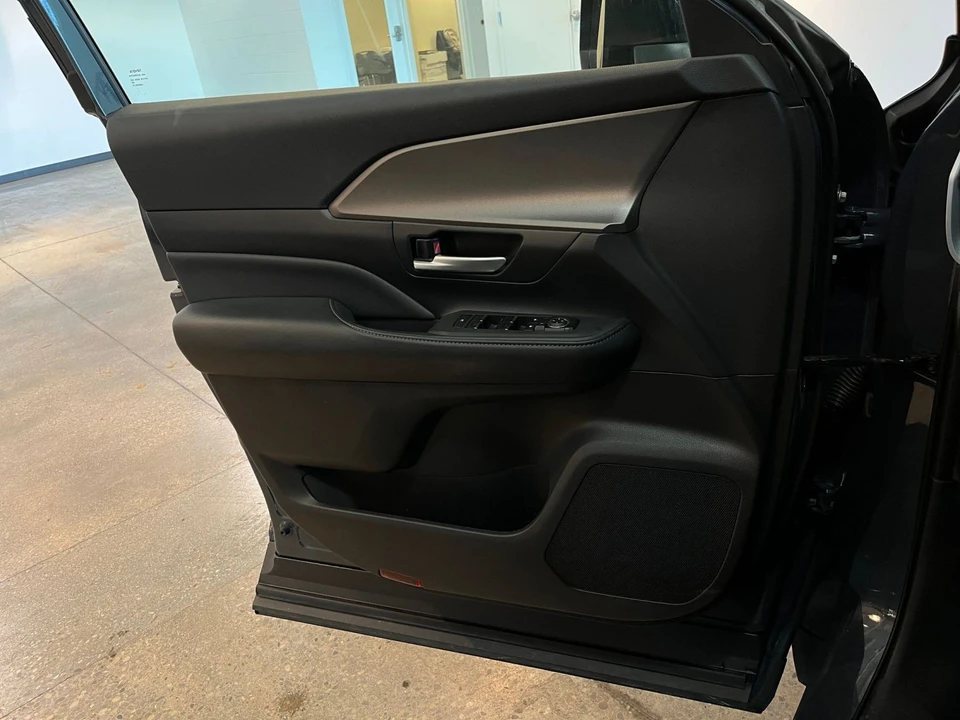 2025 Toyota Highlander - Image 15 of 31
