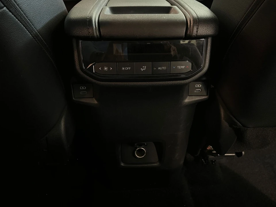 2025 Toyota Highlander - Image 20 of 31