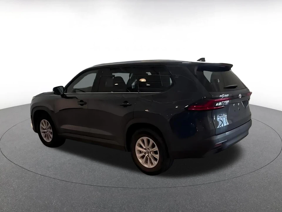 2025 Toyota Highlander - Image 8 of 31
