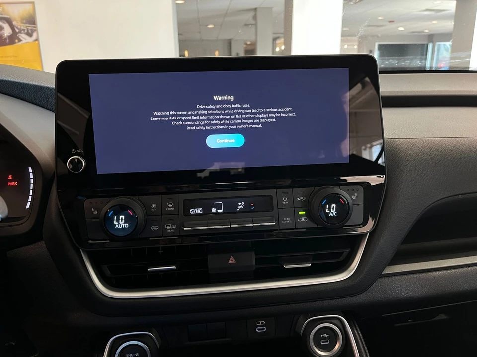 2025 Toyota Highlander - Image 16 of 31