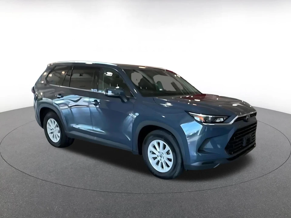 2025 Toyota Highlander - Image 2 of 31
