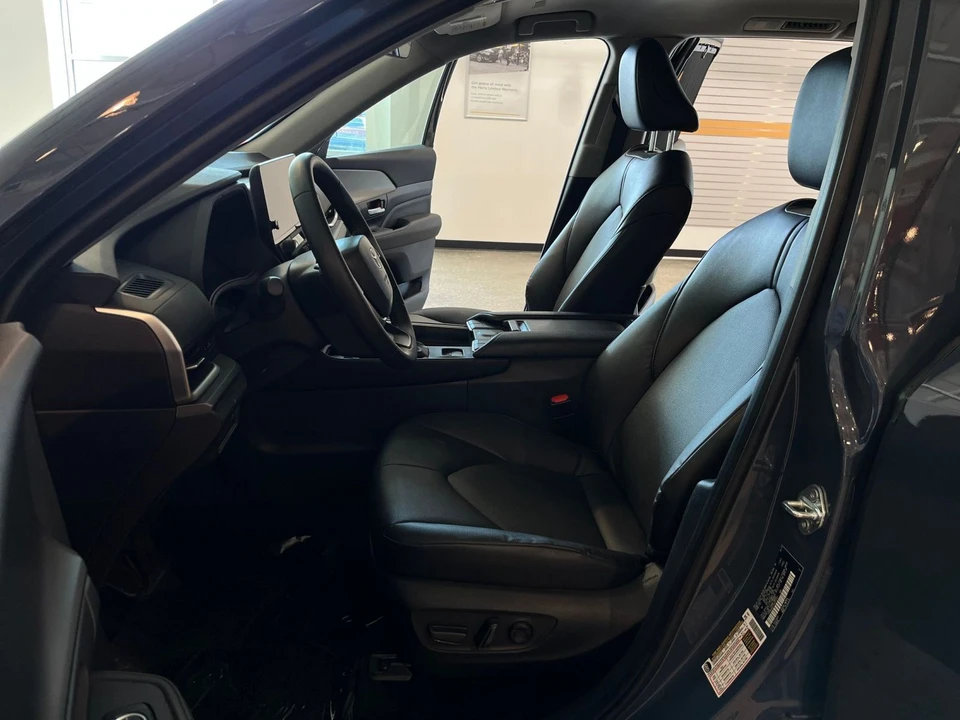 2025 Toyota Highlander - Image 23 of 31