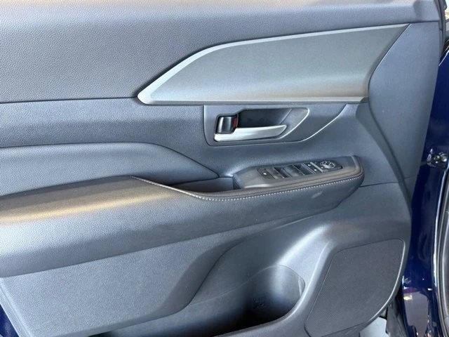 2025 Toyota Highlander - Image 17 of 31