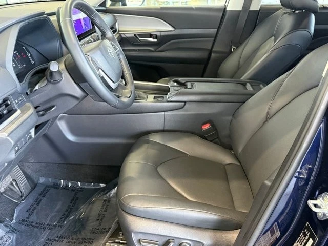 2025 Toyota Highlander - Image 19 of 31