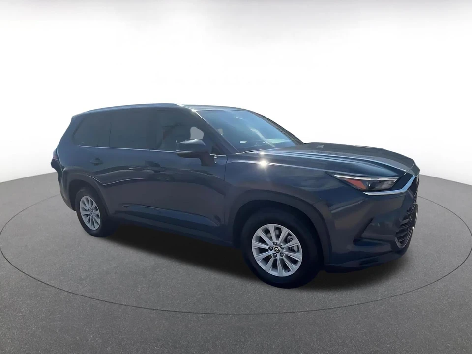 2025 Toyota Highlander - Image 2 of 31
