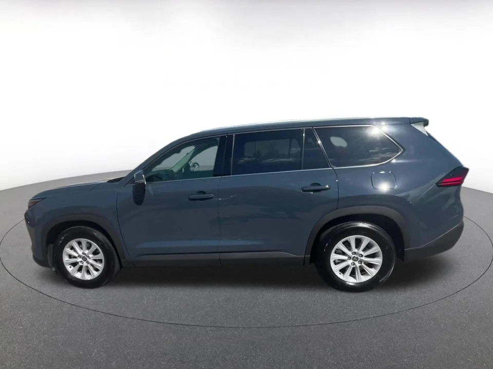 2025 Toyota Highlander - Image 7 of 31