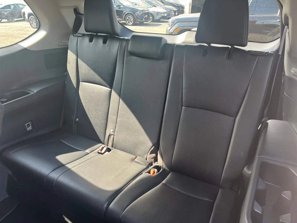 2025 Toyota Highlander - Image 24 of 31