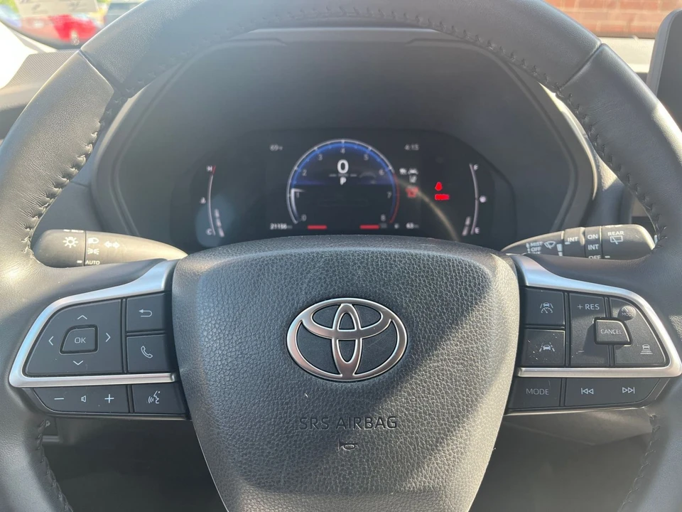 2025 Toyota Highlander - Image 23 of 31