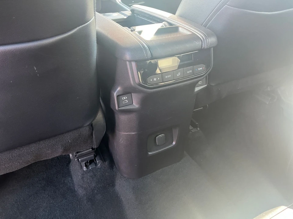 2025 Toyota Highlander - Image 19 of 31