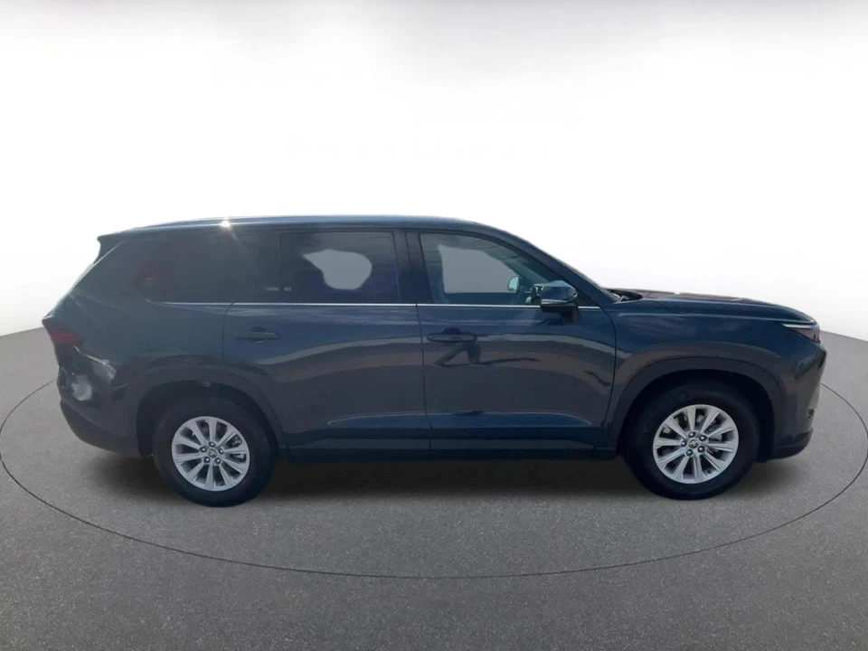 2025 Toyota Highlander - Image 13 of 31