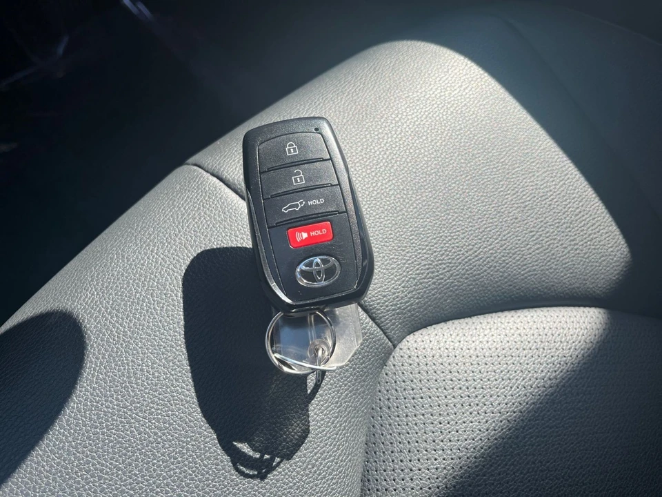 2025 Toyota Highlander - Image 17 of 31
