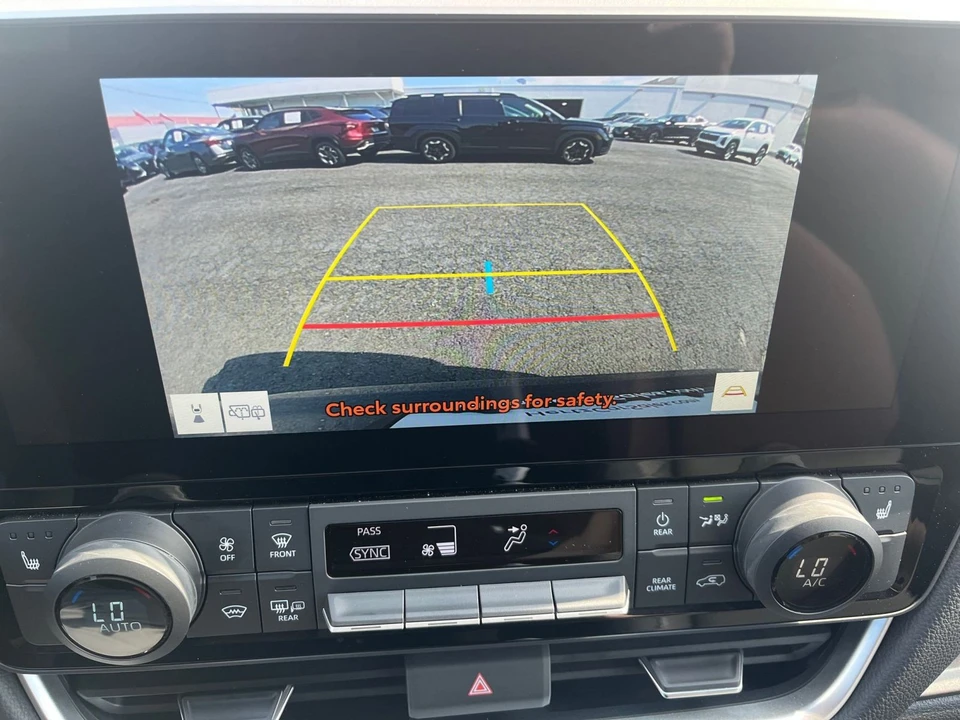 2025 Toyota Highlander - Image 20 of 31