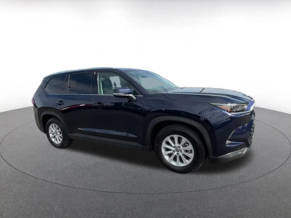 2025 Toyota Highlander - Image 2 of 31