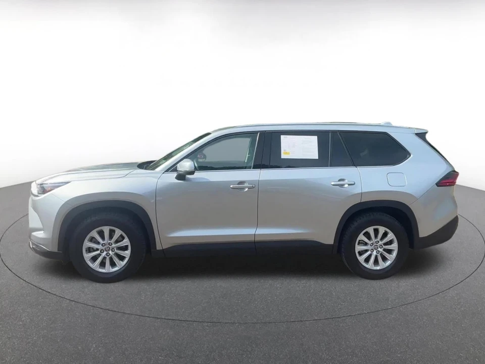 2025 Toyota Highlander - Image 11 of 31