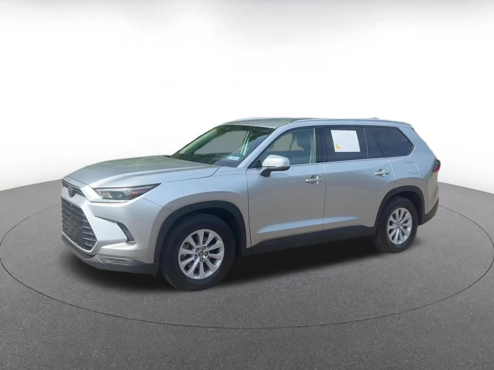 2025 Toyota Highlander - Image 9 of 31