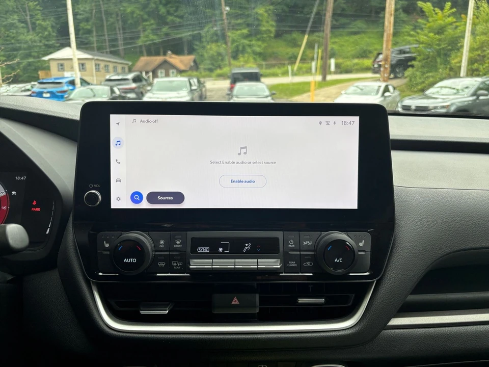 2025 Toyota Highlander - Image 19 of 31