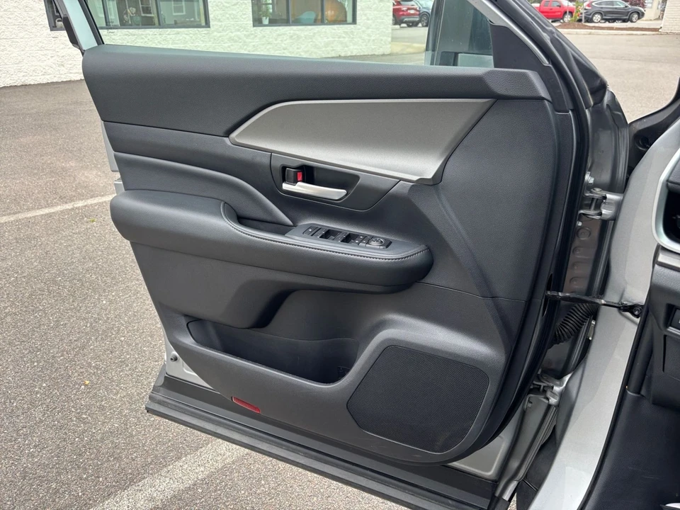 2025 Toyota Highlander - Image 20 of 31