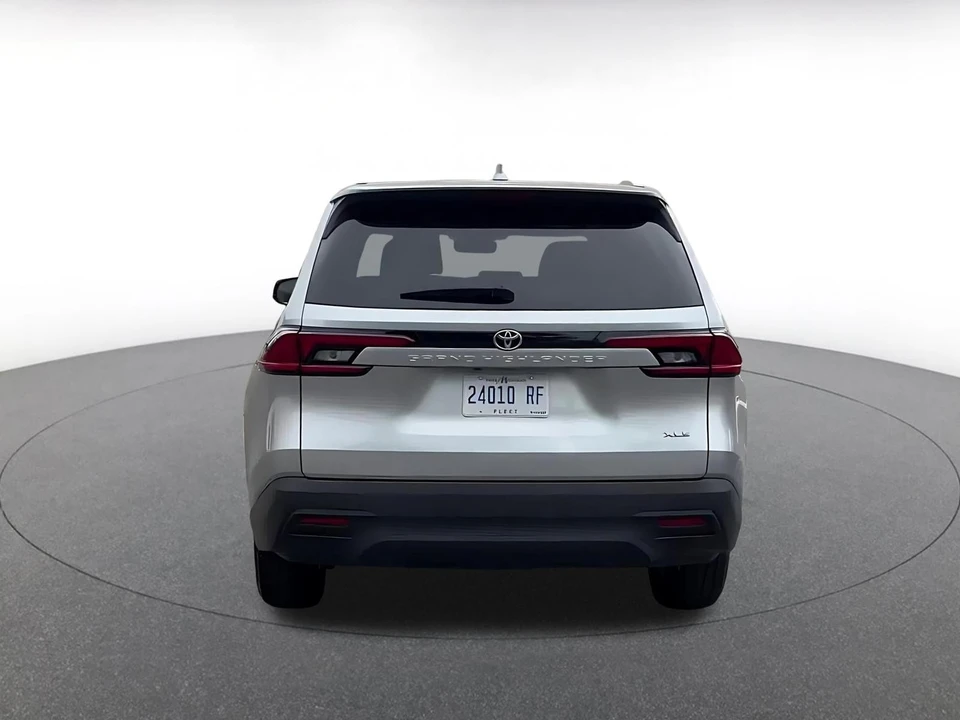 2025 Toyota Highlander - Image 14 of 31