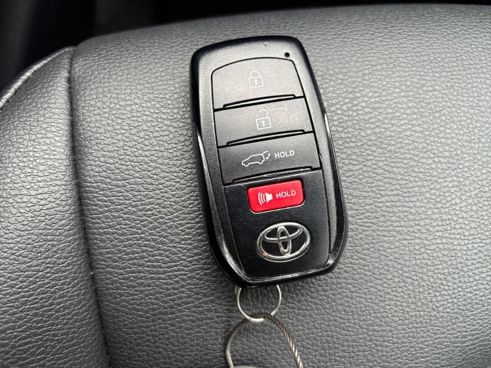 2025 Toyota Highlander - Image 24 of 31