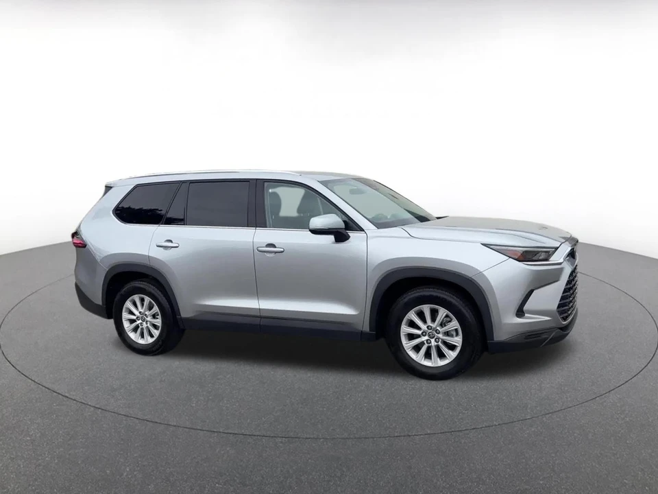 2025 Toyota Highlander - Image 2 of 31