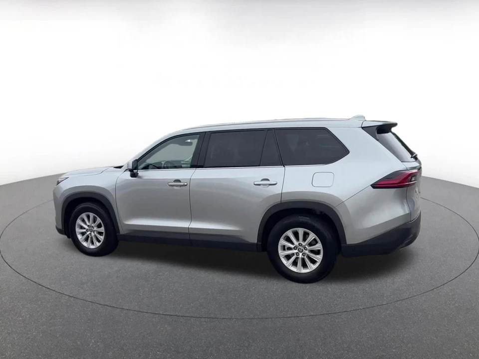 2025 Toyota Highlander - Image 12 of 31