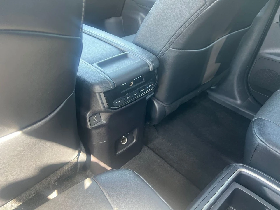 2025 Toyota Highlander - Image 20 of 31
