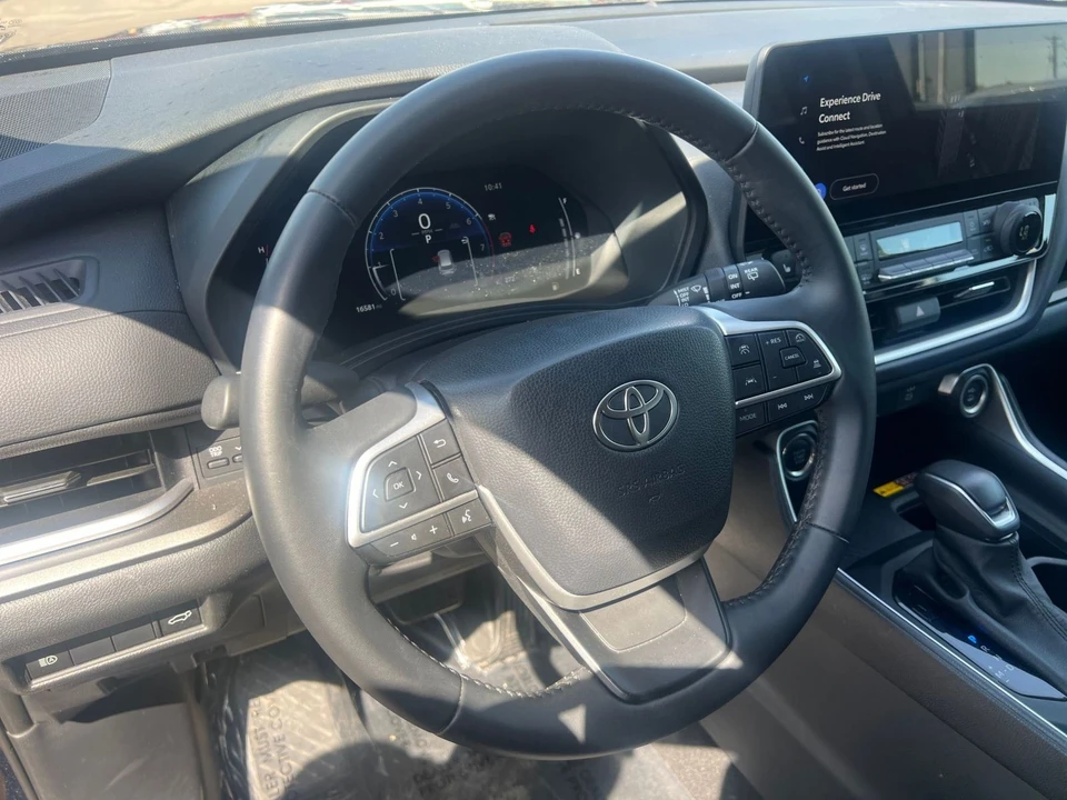 2025 Toyota Highlander - Image 24 of 31