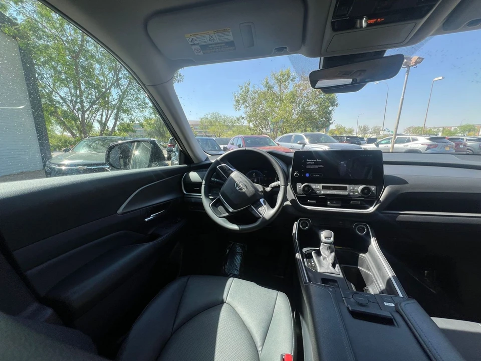 2025 Toyota Highlander - Image 30 of 31