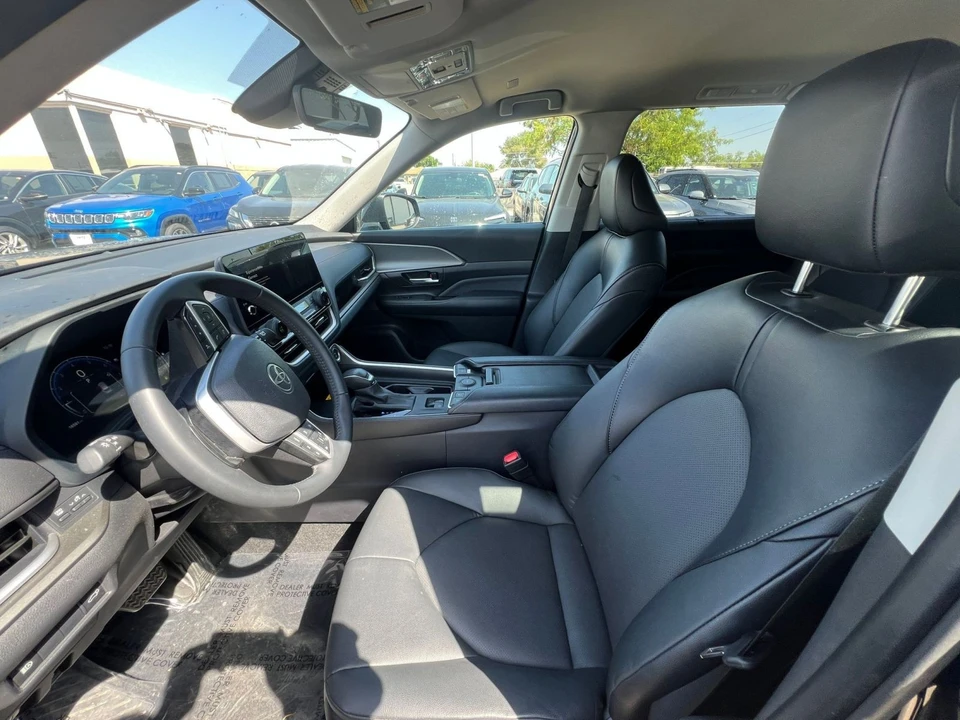 2025 Toyota Highlander - Image 23 of 31