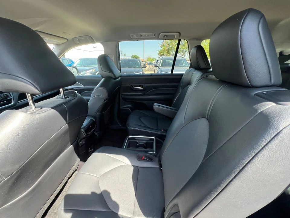 2025 Toyota Highlander - Image 22 of 31