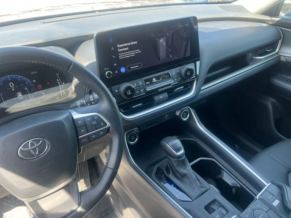 2025 Toyota Highlander - Image 16 of 31
