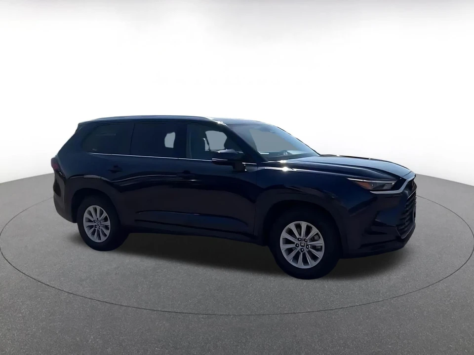 2025 Toyota Highlander - Image 2 of 31