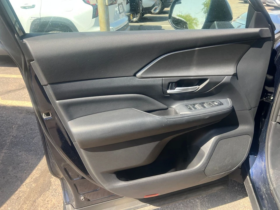 2025 Toyota Highlander - Image 15 of 31