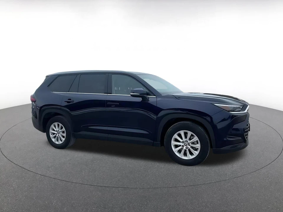 2025 Toyota Highlander - Image 2 of 31