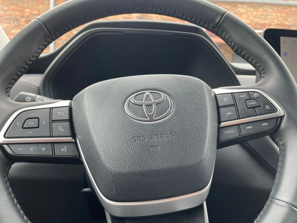 2025 Toyota Highlander - Image 24 of 31