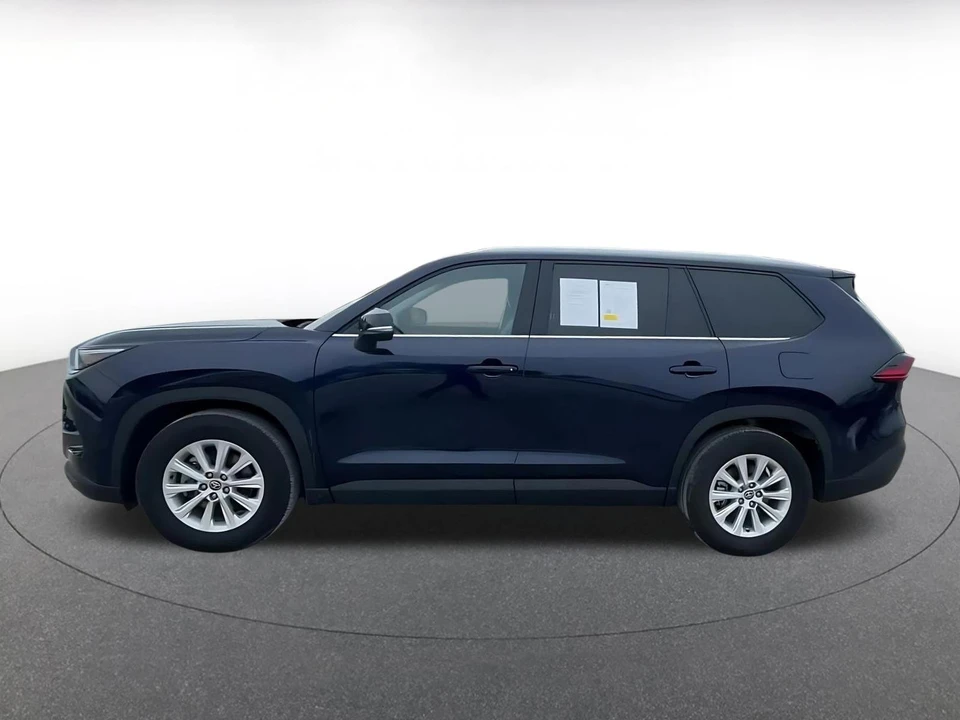 2025 Toyota Highlander - Image 7 of 31