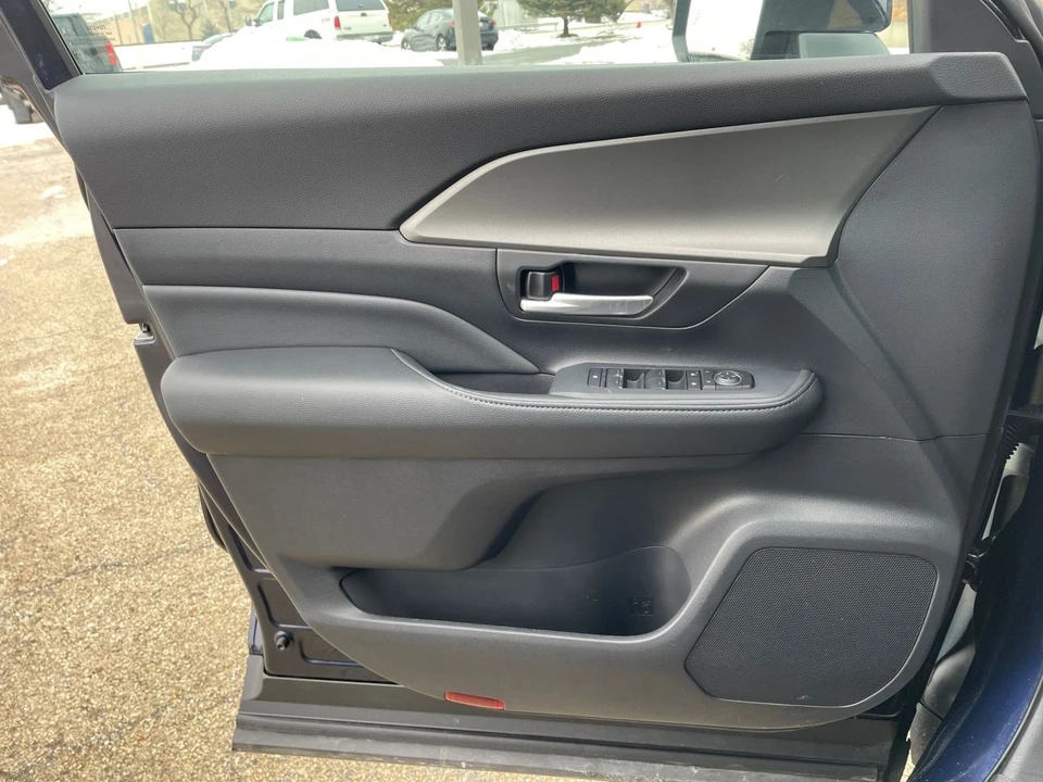 2025 Toyota Highlander - Image 15 of 31