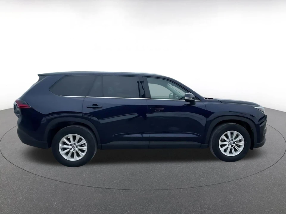2025 Toyota Highlander - Image 13 of 31
